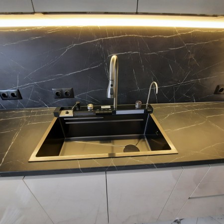 Современная угловая кухня 